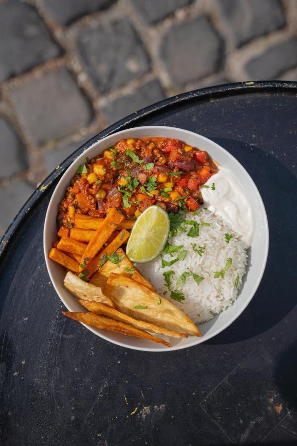 Street Food Possonium Apartments ブラチスラヴァ エクステリア 写真
